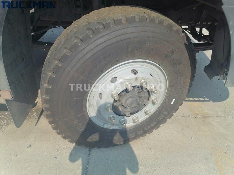 Detalhe do pneu SHACMAN H3000