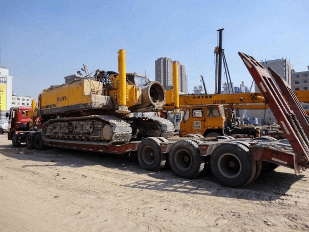 Exemplo de um reboque de plataforma baixa com pneus expostos