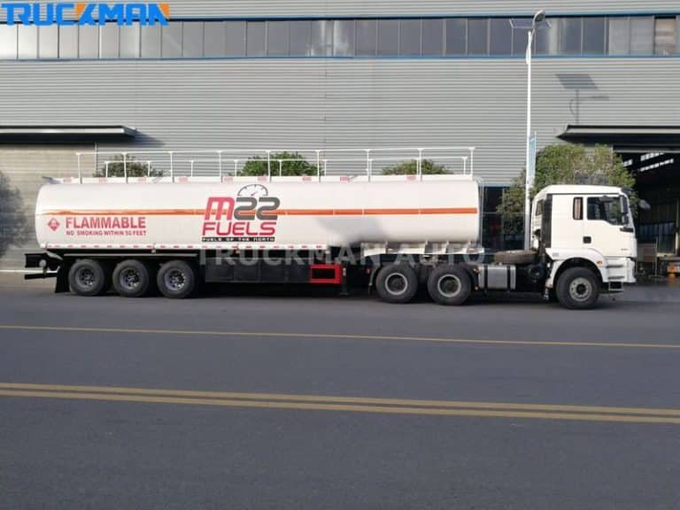 Vagão-cisterna para transporte de petróleo que está a ser transportado pelo transporte de petróleo
