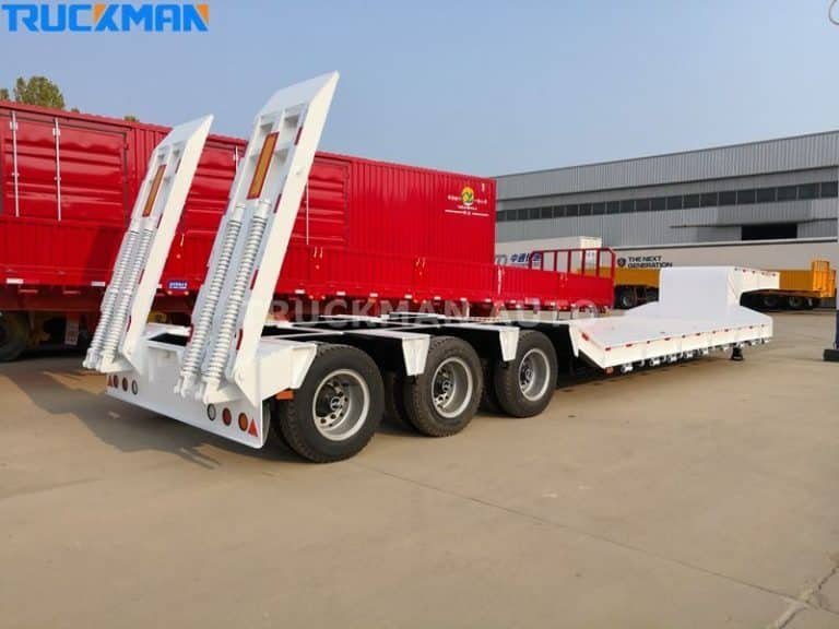 Semirreboque de plataforma baixa com porta traseira elevatória, pronto para trabalhos de carga