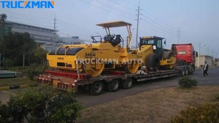 Semirreboque de chassis baixo transportando um rolo compactador SAKAI - Versatilidade no transporte de maquinaria pesada