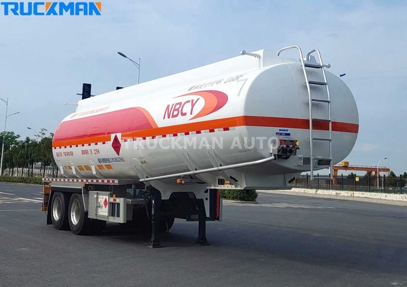 Reboque cisterna de alumínio da TRUCKMAN AUTO estacionado num lote de betão, apresentando as válvulas traseiras e as características de segurança com a marca NBCY