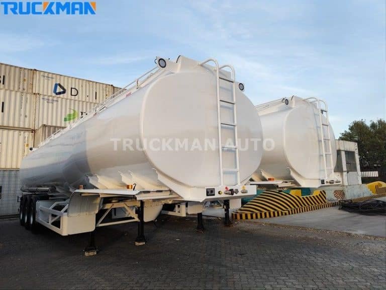 reboque cisterna de combustível fabricado pela TRUCKMAN AUTO estacionado num terminal de contentores