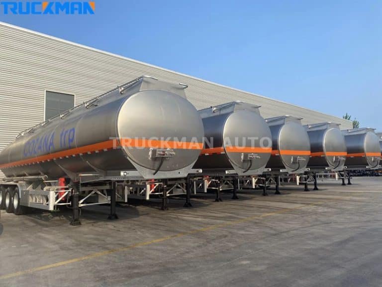 Uma frota de reboques-cisterna TRUCKMAN AUTO estacionados em fila, mostrando a sua conceção robusta e capacidade de armazenamento para as necessidades de transporte de combustível industrial