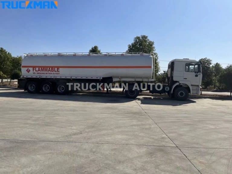 Camiões-cisterna brancos com logótipos de inflamáveis num parque de estacionamento espaçoso