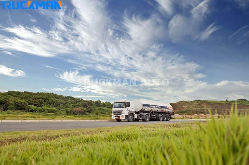 Os reboques-cisterna da TRUCKMAN são construídos com ligas de alumínio leves para melhorar a segurança e a eficiência no transporte de produtos petrolíferos.