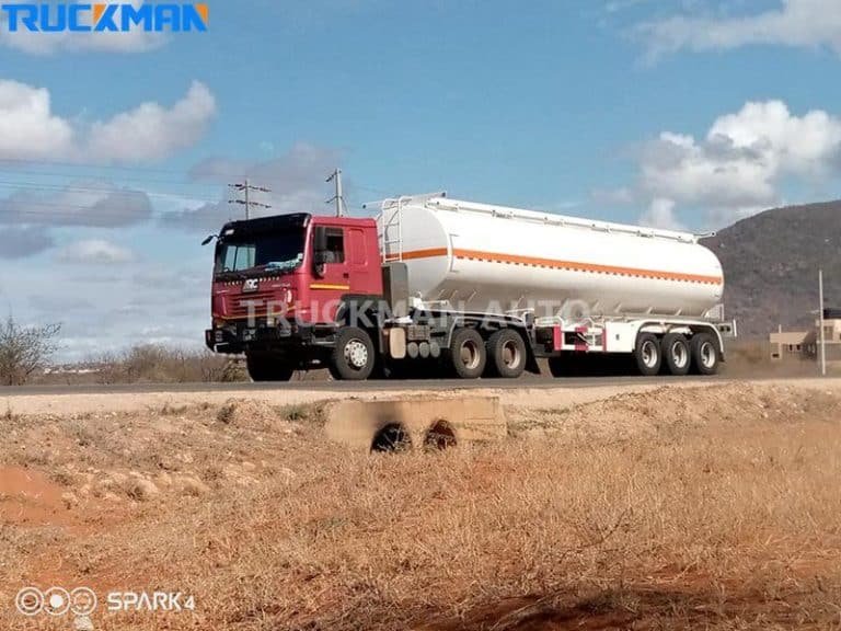 Reboque-cisterna numa zona rural pronto a transportar combustível do porto