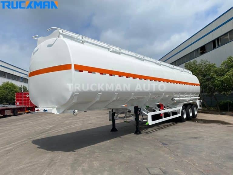 Reboque cisterna para combustível TRUCKMAN AUTO recentemente fabricado na fábrica, pronto a ser utilizado para melhorar a logística na distribuição de combustível
