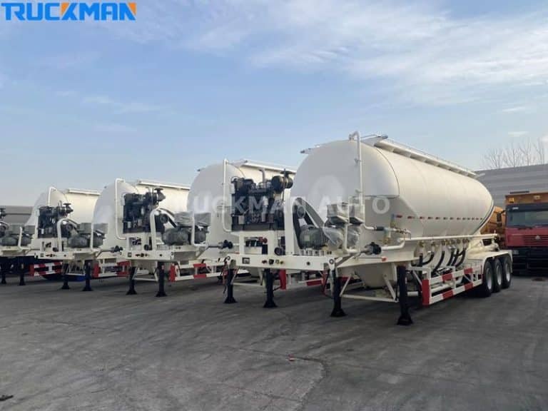 Frota de reboques cisterna de cimento branco com equipamento de mistura, prontos a serem transportados pela Truckman Auto