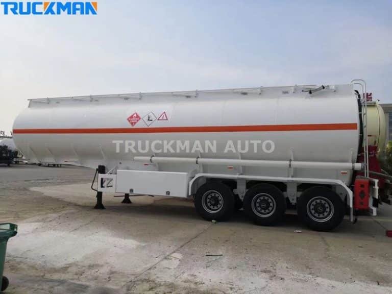 Reboque cisterna branco para líquidos inflamáveis da Truckman Auto, com escadas de segurança laterais