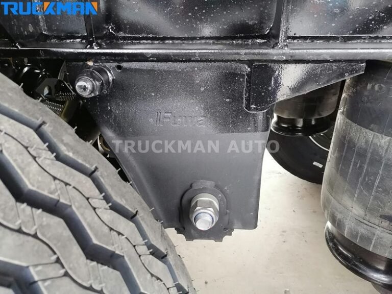 Suporte de montagem e componentes do sistema de suspensão pneumática num semirreboque de caixa aberta da TRUCKMAN AUTO