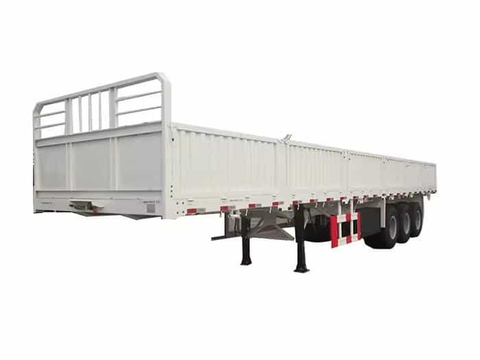 Reboque lateral branco com eixos múltiplos concebido para o transporte de materiais de construção