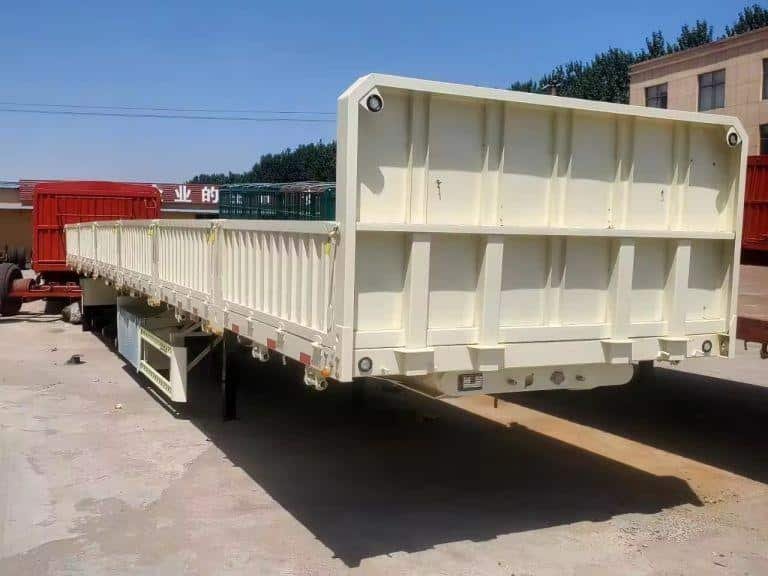 Quais são as vantagens de utilizar um reboque de parede lateral?
