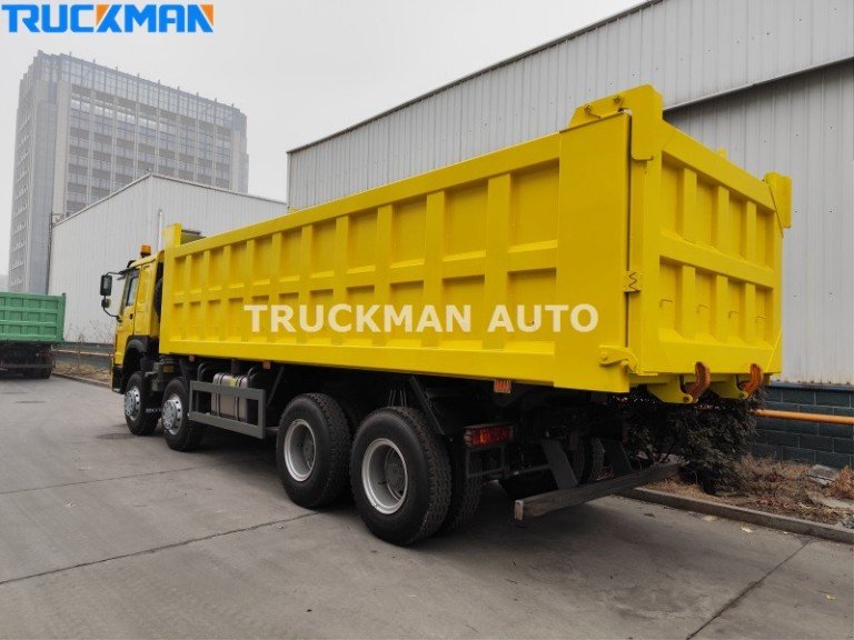 A caixa de carga do camião basculante SINOTRUK 8x4 é um balde retangular, adequado para o transporte de materiais como areia, cascalho e agregados, com uma capacidade máxima de até 50 toneladas, que é adequado para a maioria dos requisitos de trabalho. A porta traseira está equipada com blocos anti-balanço para evitar que a pintura seja arrancada e afecte a beleza da caixa de carga.