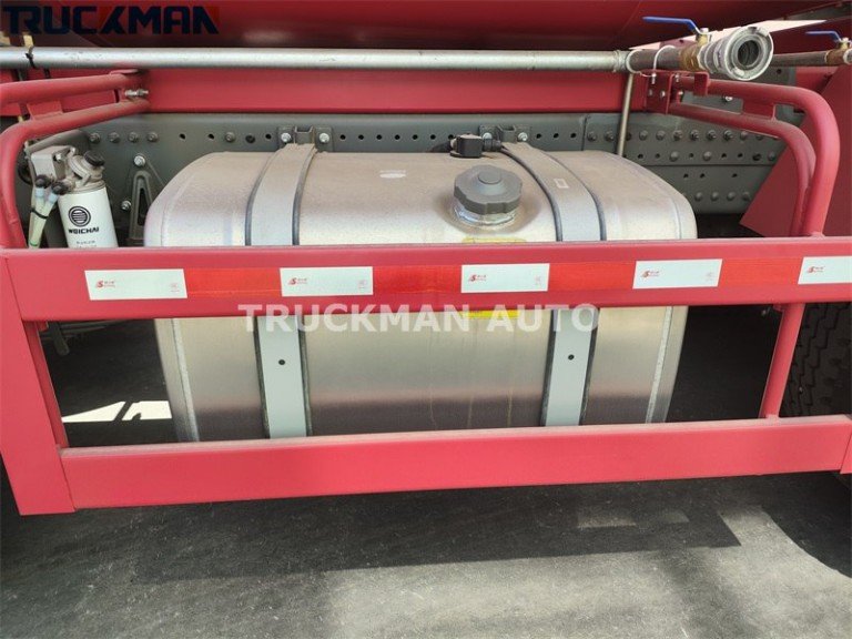 SINOTRUK HOWO 8x4 Caminhão misturador tanque de óleo