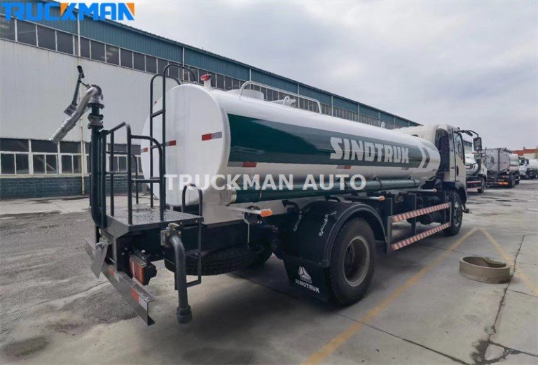 Camião cisterna de água SINOTRUK HOMAN