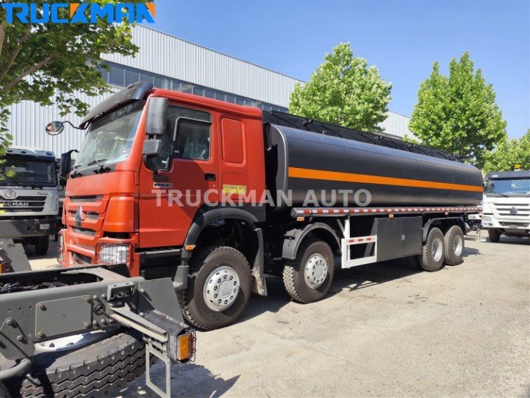 Caminhão cisterna de combustível SINOTRUK HOWO 8x4 30 metros cúbicos