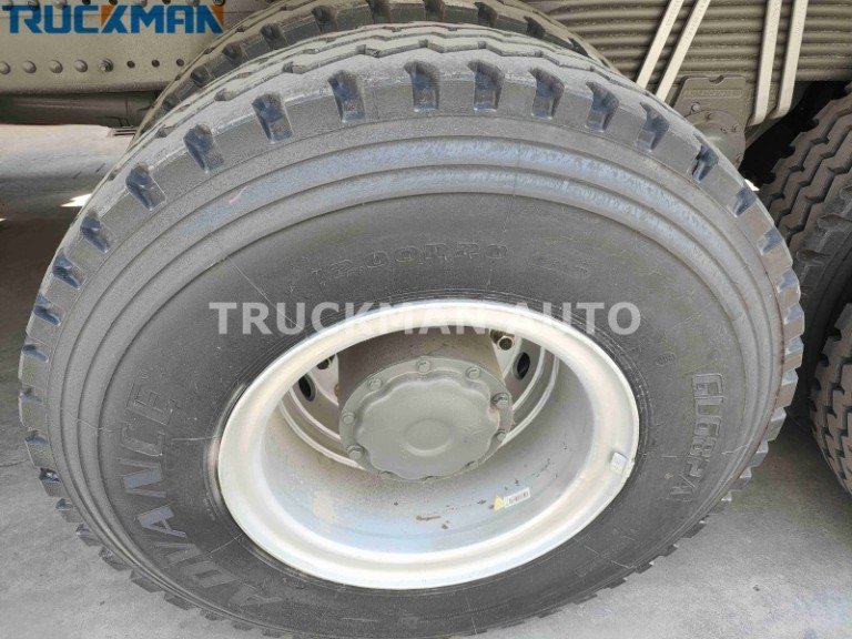 Pneu de caminhão betoneira SINOTRUCK HOWO NX 8x4