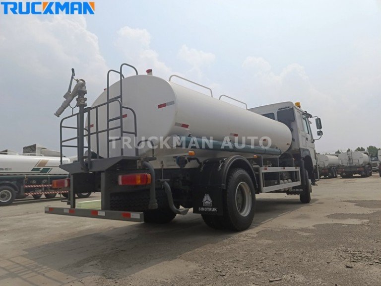 Caminhão de água SINOTRUK HOWO 4x2